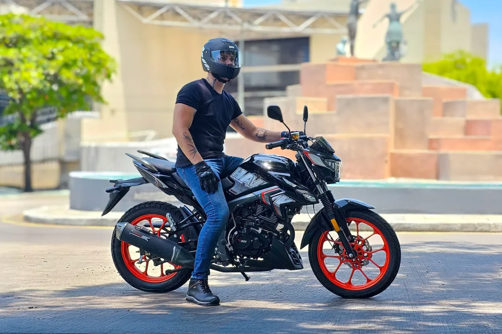 ¿Cómo tomar una curva en moto? Rodar es libertad, y en BDS Motos queremos que vivas esa libertad con seguridad.