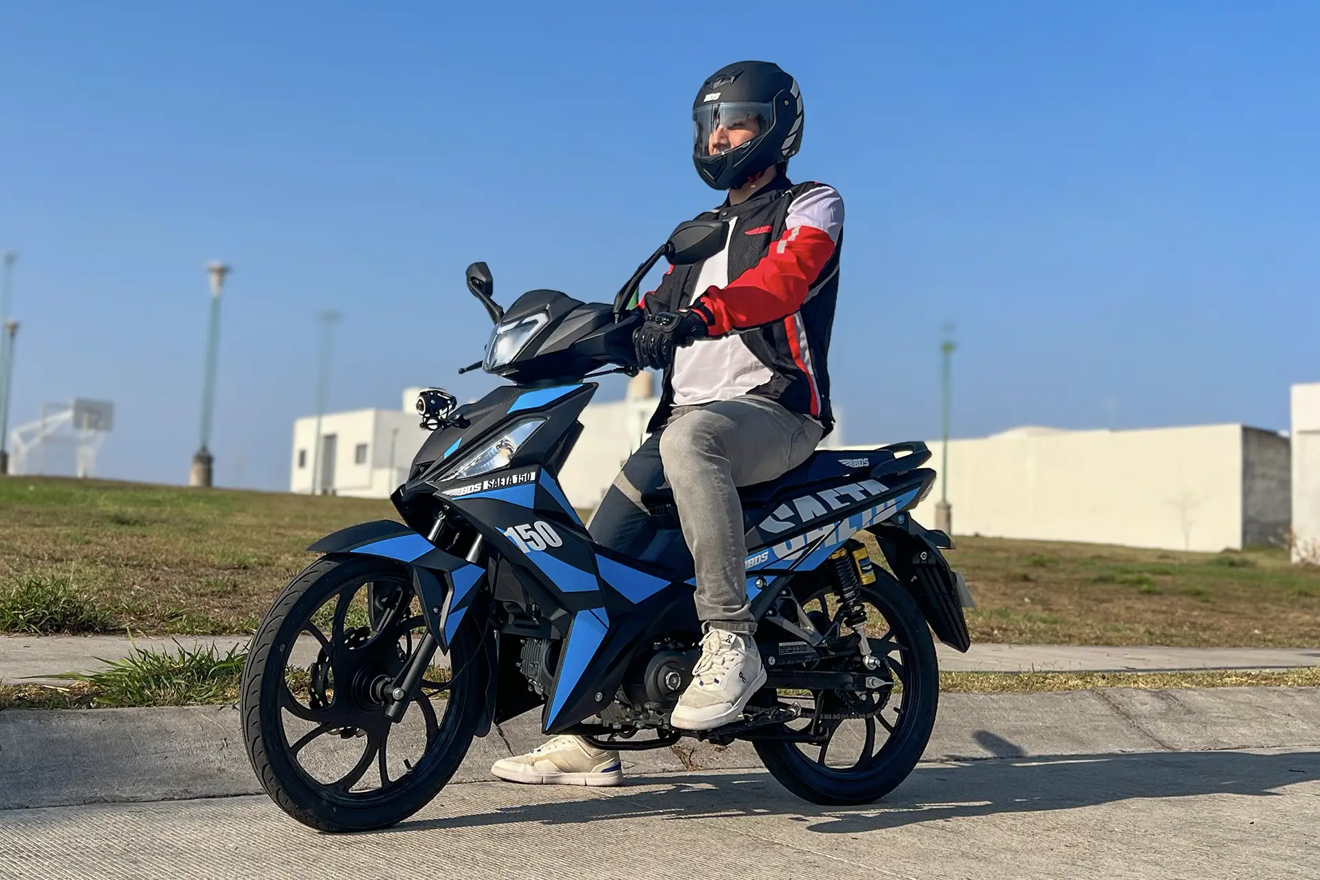 Guía para frenar en moto con seguridad