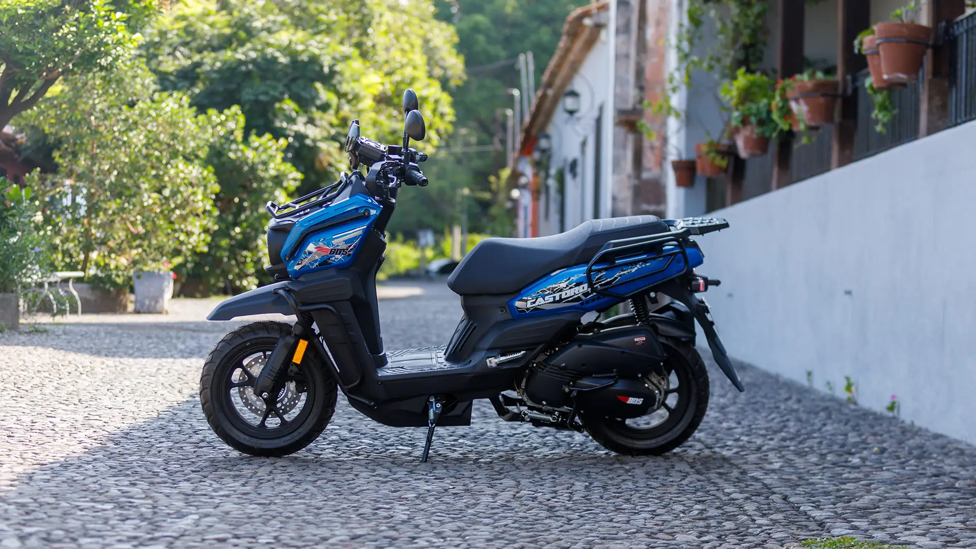 Motoneta BDS de tamaño compacto ideal para tráfico y estacionamiento en la ciudad