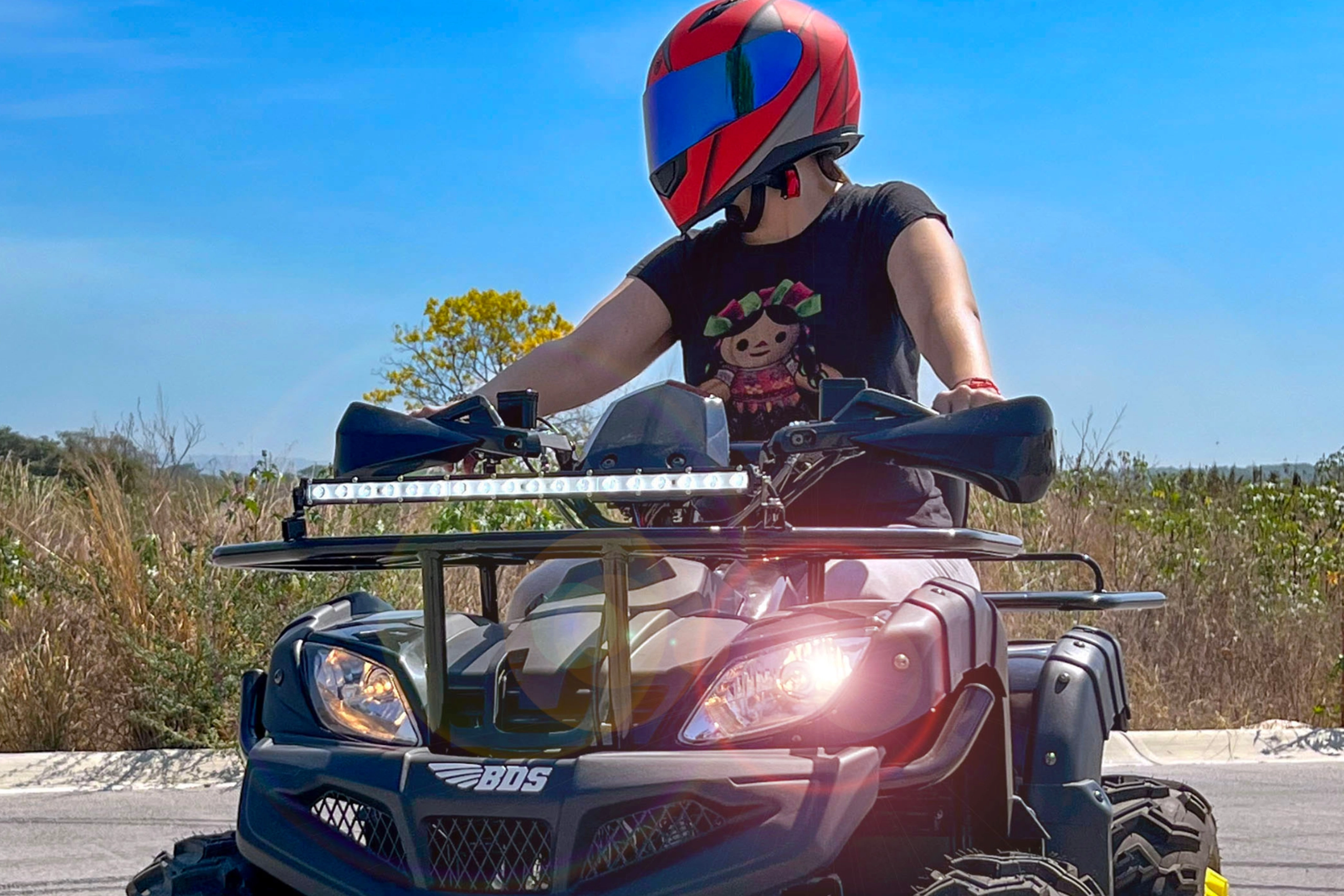 Mujeres, aquí la guía de cómo vestirse para andar en moto 