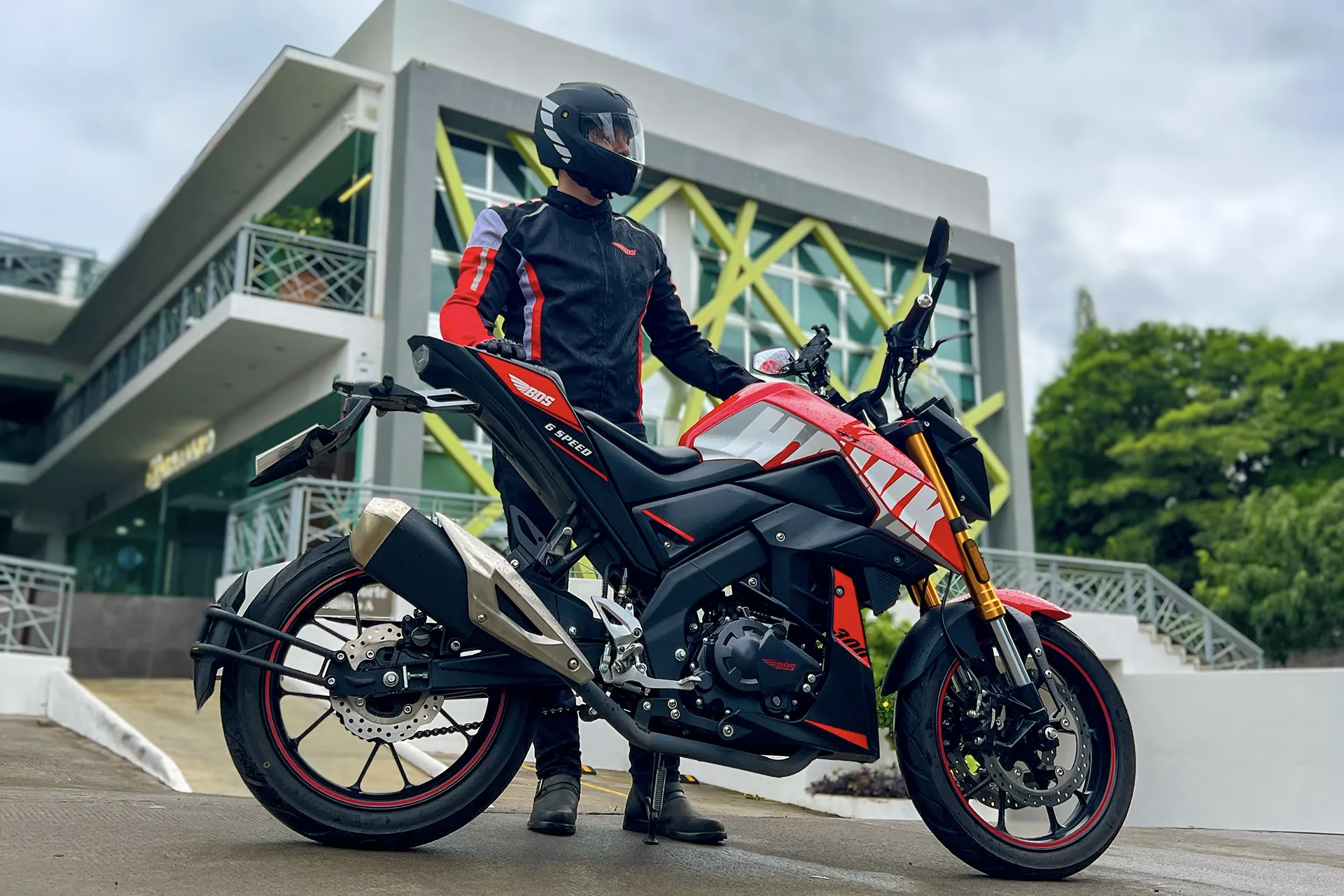 Rodar seguro bajo la lluvia: claves esenciales para protegerte en moto