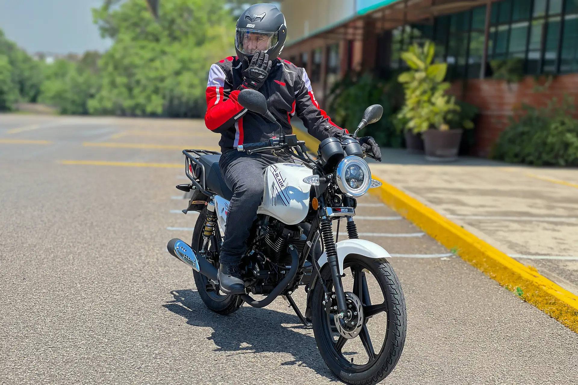 Haz cada kilómetro más seguro con estas técnicas de frenado en moto